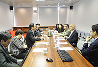 The delegation meets with representatives from Partner State Key Laboratory of Agrobiotechnology (CUHK)